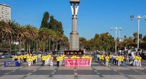 Image for article San Francisco: Uygulayıcılar Güz Festivali Kutlamaları Sırasında Dafa'nın Güzelliğini İnsanlarla Paylaştılar ve Shifu Li'ye Minnettarlıklarını Gösterdiler