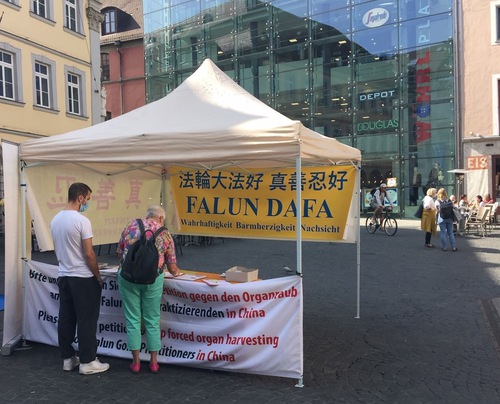 Image for article Bayern, Almanya: Franken Bölgesindeki Halk, Falun Gong Uygulayıcılarının Çin'deki Zulüm Farkındalığını Arttırma Çabalarını Destekledi