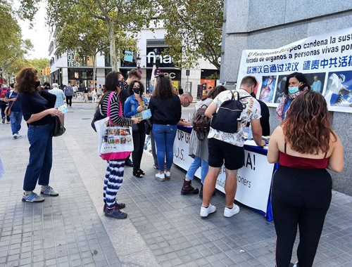 Image for article Barselona, ​​İspanya: Uygulayıcılar Pandemiye Rağmen Falun Dafa ve Çin'deki Zulüm Hakkında Farkındalık Yaratmaya Devam Ediyorlar