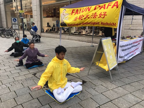 Image for article Almanya: Stuttgart'taki Falun Dafa Tanıtım Gününde İnsanlar Çin'de Devam Eden Zulmü Kınadılar