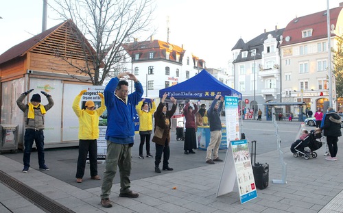 Image for article Münih, Almanya: Uygulayıcılar Falun Dafa'yı Tanıttılar ve Zulüm Konusunda Farkındalık Yarattılar