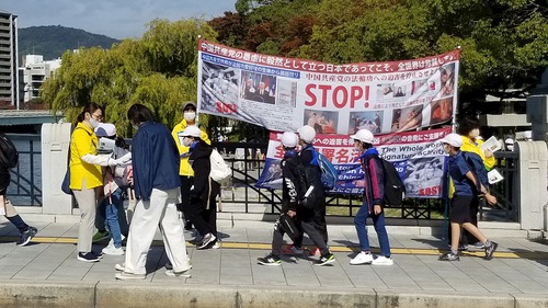 Image for article Hiroşima, Japonya: Turistler ve Yerel Sakinler Barış Anıtı Parkında Falun Dafa Hakkında Bilgi Edindiler