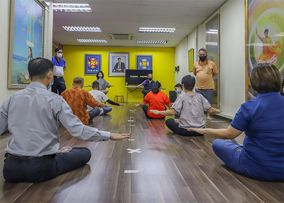 Image for article Singapur: Yeni Uygulayıcılar Dokuz Günlük Falun Dafa Sınıfından Fayda Gördüler