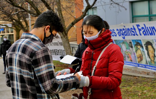 Image for article Kanada: İnsanlar Ottawa'daki İnsan Hakları Günü Etkinlikleri Sırasında Falun Gong Zulmünü Kınamak İçin Dilekçeyi İmzaladılar 
