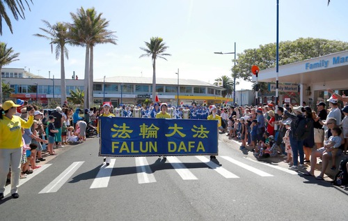 Image for article Yeni Zelanda: Falun Dafa Uygulayıcıları Auckland Boyunca Dört Noel Geçit Törenine Çeşitlilik Getirdi 