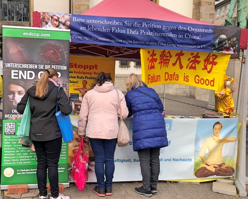 Image for article Almanya: Essen'de Falun Dafa'ya Halk Destek Verdi