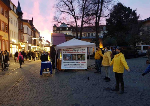 Image for article Almanya: Falun Dafa Uygulayıcıları Noelden Önce Heidelberg'deki Gerçeği Açıkladılar