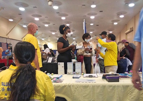 Image for article Florida: Tampa Beden Zihin Ruh Fuarı'nda Falun Dafa Tanıtımı