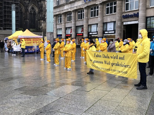 Image for article Almanya: Yerel Halk, Köln'deki Falun Dafa Uygulayıcılarına Destek Verdi
