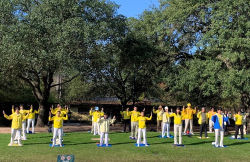 Image for article Houston, Teksas: Uygulayıcılar Falun Dafa'nın Kurucusuna Minnettarlıklarını ve Takdirlerini İfade Ettiler 