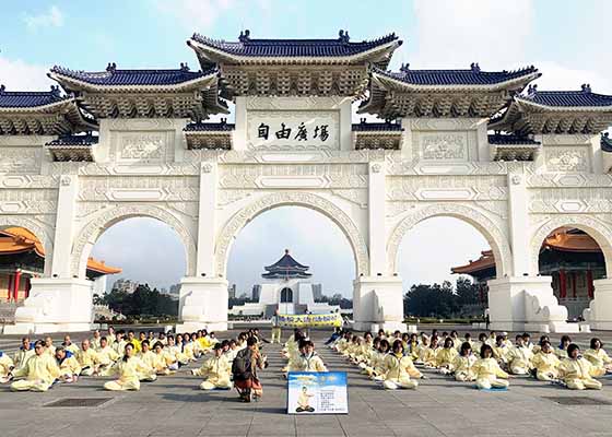 Image for article Tayvan'da Çarpıcı Bir Sahne: Kaotik Zamanların Ortasında Huzurlu Meditasyon