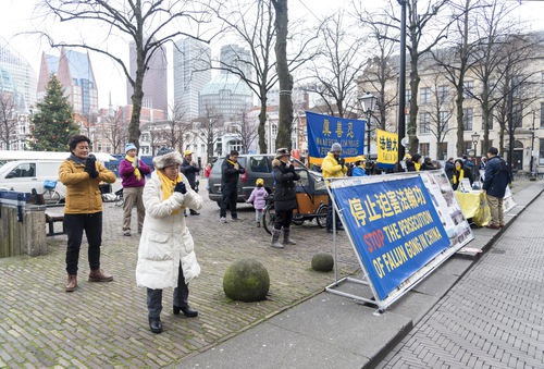 Image for article Hollanda: Çin Hükümeti Tarafından Yapılan Zorla Organ Toplamanın Sona Erdirilmesi Çağrısında Bulunan Dilekçeleri Parlamentoya Teslim Ettiler