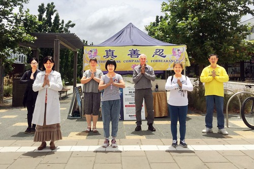 Image for article Avustralya: Canberra'daki Falun Dafa Uygulayıcıları Shifu Li'ye En Derin Saygılarını Aktardılar ve Mutlu Yıllar Dilediler