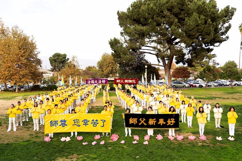 Image for article Los Angeles, California: Uygulayıcılar Xiulian Uygulama Yöntemleri Üzerine Konuşuyor ve Shifu Li'ye Mutlu Bir Yeni Yıl Diliyorlar