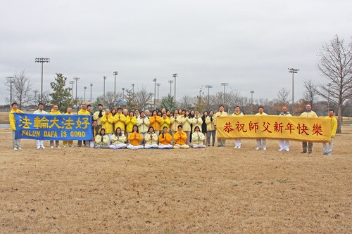 Image for article Teksas: Dallas'taki Falun Dafa Uygulayıcıları Saygıyla Shifu Li Hongzhi'ye Mutlu Çin Yeni Yılı Diledi