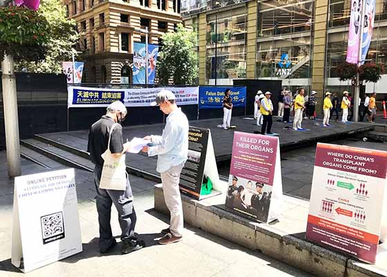 Image for article Avustralya: Sydney'deki İnsanlar Yeni Yıl Tebriklerini Sunuyor ve ÇKP'nin Organ Toplamasını Kınıyor