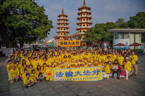 Image for article Tayvan: Falun Dafa Uygulayıcıları Kaohsiung'daki Etkinlikler Sırasında Dafa'nın Kurucusuna Çin Yeni Yılı Tebriklerini Gönderdiler