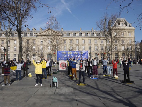 Image for article Fransa: Parisliler Falun Dafa'yı Öğrenerek ÇKP Tarafından Yapılan Zulmü Kınadı