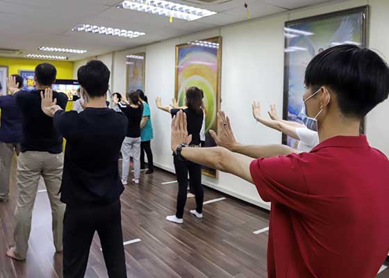 Image for article Singapur: Yeni Uygulayıcılar Dokuz Günlük Falun Dafa Atölyesine Katıldıktan Sonra Yaşadıkları Olumlu Değişikliklerinden Bahsetti 