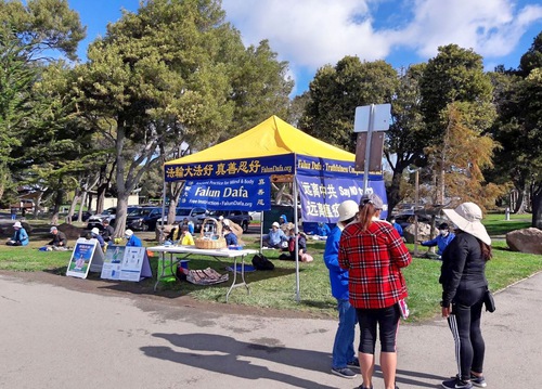 Image for article San Francisco, California: Marina Park'taki Etkinlikler Sırasında Yoldan Geçenler Falun Dafa'yı Övdü