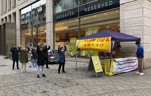 Image for article Stuttgart, Almanya: Halk, Falun Dafa Uygulayıcılarını Zulmü Açığa Çıkarmasında Teşvik Etti