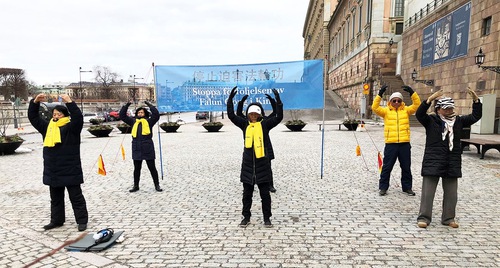 Image for article İsveç: Stockholm'deki Etkinlikte İnsanlar Falun Dafa'ya Destek Gösterdiler