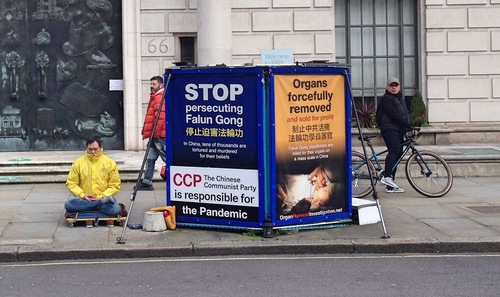 Image for article Londra: Çin Büyükelçiliği Önündeki Falun Gong Protestosu Pandemi Sırasında Hala Devam Ediyor