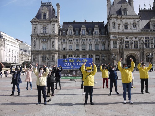 Image for article Paris, Fransa: Belediye Meydanı'nda Halktan Güçlü Destek Sesleri Geldi