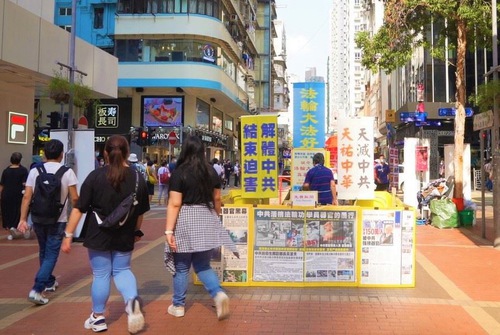Image for article Hong Kong Polisi, Falun Dafa Bilgi Stantlarına Zarar Verdiğinden Şüphelenilen Sekiz Kişiyi Tutukladı 