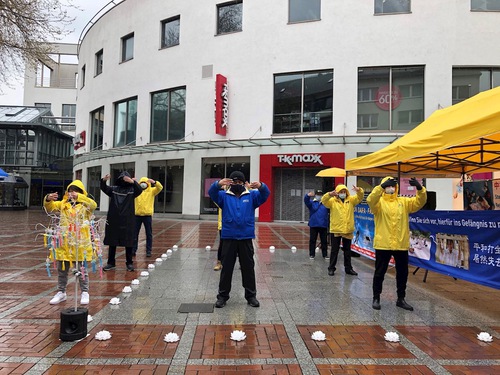Image for article Almanya: Leverkusen Sakinleri Falun Dafa'yı Destekledi