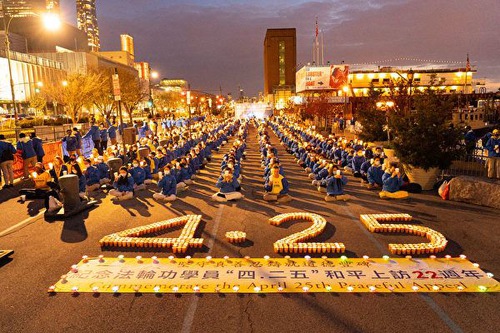 Image for article New York: Uygulayıcılar 25 Nisan Barışçıl Temyizinin 22. Yıldönümünü Anmak İçin Mum Işığı Nöbeti Düzenledi