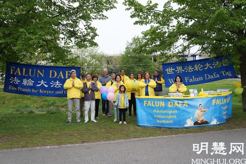 Image for article Almanya: Uygulayıcılar Dünya Falun Dafa Gününü ve Shifu Li'nin Doğum Gününü Kutlamak için Nürnberg'de Etkinlikler Düzenlediler