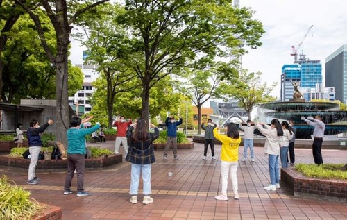 Image for article Nagoya, Japonya: Uygulayıcılar 25 Nisan Temyizini Anmak İçin Çin Konsolosluğu Önünde Barışçıl Protesto Düzenlediler