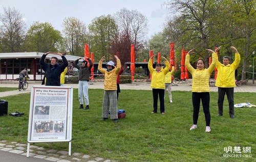 Image for article Almanya: Bir Falun Dafa Uygulayıcısı Egzersizleri Yaparken Berlin'li Bir Kişi Güçlü Enerjiyi Hissetti