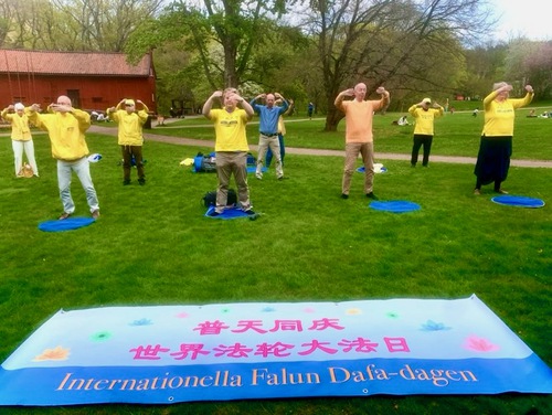 Image for article İsveç: Göteborg'daki Falun Dafa Uygulayıcıları Botanik Bahçesinde Falun Dafa Gününü Kutladılar
