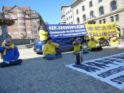 Image for article Danimarka: Uygulayıcılar, 25 Nisan Başvurusunu Anmak ve Yirmi Yıldan Fazla Süren Zulmü Açığa Çıkarmak için Kopenhag'da Etkinlik Düzenlediler