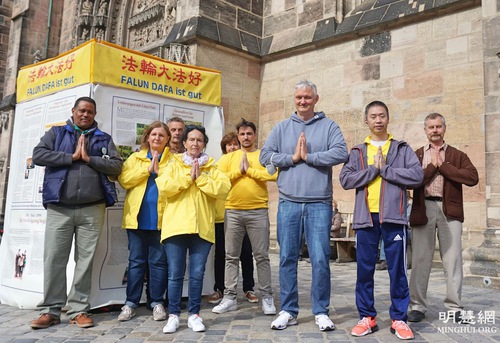 Image for article Almanya: Uygulayıcılar Dünya Falun Dafa Gününü Kutlamak İçin Nürnberg'de Etkinlikler Düzenlediler