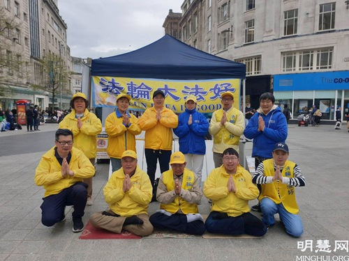 Image for article Liverpool, İngiltere: Vatandaşlar Falun Dafa'yı Desteklemek İçin Dilekçe İmzaladılar