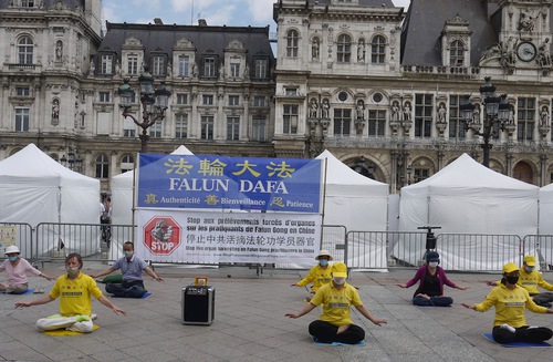 Image for article Paris, Fransa: Falun Gong Uygulayıcıları Belediye Meydanında Gerçeği Açıkladılar