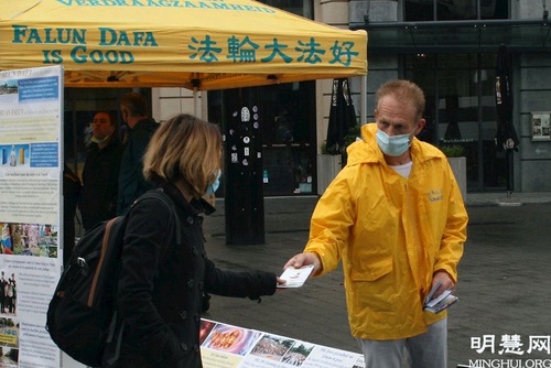 Image for article Brüksel, Belçika: Falun Dafa Uygulayıcıları Dünya Falun Dafa Gününü Kutladılar