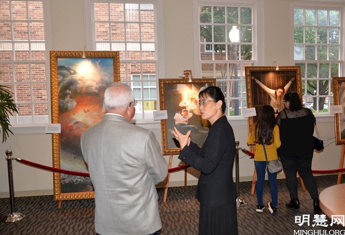 Image for article Teksas: İleri Gelenler Plano'da Açılan Zhen Shan Ren Sanat Sergisi'ndeki Sanat Eserlerinden Etkilendi