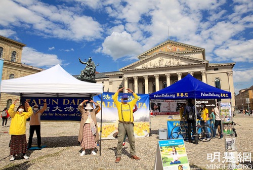 Image for article Almanya: Uygulayıcılar Falun Dafa Zulmünü Ortaya Çıkarmak İçin Faaliyetler Düzenlediler
