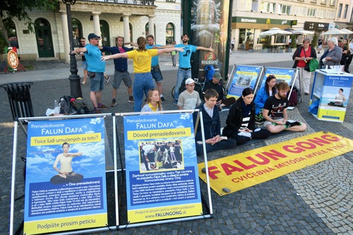 Image for article Slovakya: Bratislava'daki Hviezdoslav Meydanı'nda Falun Gong İmza Etkinliği Düzenlendi
