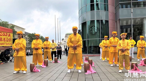 Image for article Almanya: Alman Vatandaşlar Duisburg'daki Tanıtım Günü Sırasında Falun Dafa'yı Öğrendi