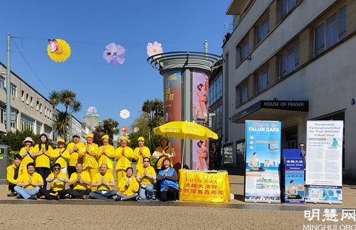 Image for article İngiltere: Falun Dafa Uygulayıcıları G7 Zirvesi Sırasında İnsanlara ÇKP'nin Çin'de Yaptığı Zulmü Anlatmak İçin Etkinlikler Düzenlediler