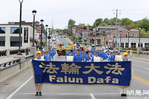 Image for article Kanada: Sherbrooke Belediye Başkanı Dünya Falun Dafa Günü'nü Kutlayan Uygulayıcıları Kutladı