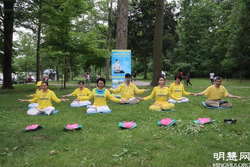 Image for article Kanada: Niagara Şelalesi'ndeki Falun Dafa Uygulaması Yeniden Başladı, Birçok Turist Egzersizleri Öğrenmeye İstekli