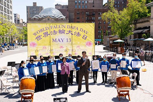 Image for article New York: Bölge Sakinleri, Union Meydanı’ndaki Falun Dafa Günü Kutlamalarını 