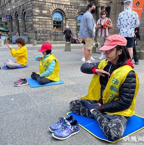 Image for article İskoçya: İnsanlar Edinburgh'daki Etkinlikte Falun Dafa'ya Yapılan Zulmü Kınadı