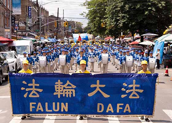Image for article New York: 1,000'den Fazla Falun Dafa Uygulayıcısı, ÇKP'nin 22 Yıldır Sürdürdüğü Zulüm Hakkında Farkındalığı Artırmak ve İnsanların Vicdanını Uyandırmak İçin Geçit Töreni Düzenledi